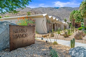 Property grounds - Mid-Century Icon Steps to Downtown Palm Springs, 2 Bed / 2 Bath plus Den (Palm Springs)