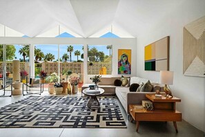 TV - Mid-Century Icon Steps to Downtown Palm Springs, 2 Bed / 2 Bath plus Den (Palm Springs)