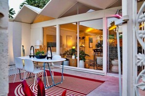 Outdoor dining - Mid-Century Icon Steps to Downtown Palm Springs, 2 Bed / 2 Bath plus Den (Palm Springs)