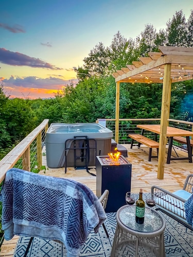 Cozy Luxury Mountain View Yurt! HOT TUB, WiFI, A/C and Shower!!