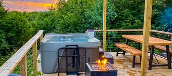 Cozy Luxury Mountain View Yurt! HOT TUB, WiFI, A/C and Shower!!