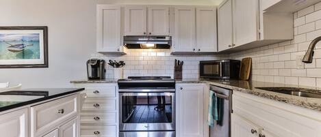 ثلاجة، ميكروويف، فرن، موقد طهي مسطح