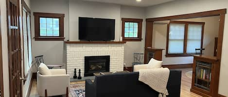 Smart TV, fireplace