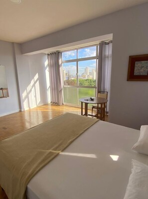 3 bedrooms, desk, free WiFi, bed sheets - Bright, opposite Luz park / 5mn from Metro (São Paulo)