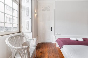 1 soverom, skrivebord, strykejern/-brett og internettilgang