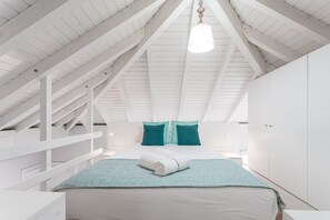 Skrivebord, strykejern/-brett, internettilgang og sengetøy