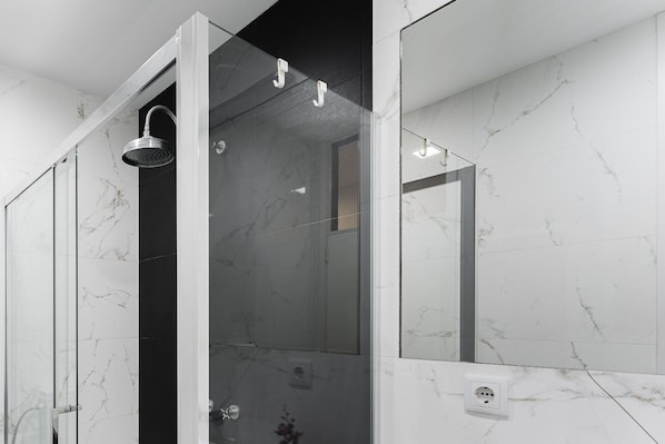 Dusche, Haartrockner, Handtücher