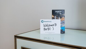 Willkommensschild für Porto mit Stadtplan und Kontaktnummer.