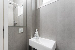 Shower, hair dryer, towels, soap - GuestReady - Gold Leaf 1B (Porto)