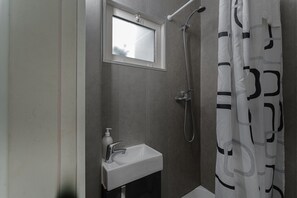 Douche, sèche-cheveux, serviettes fournies, savon