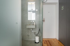 Chuveiro, secador de cabelo, toalhas de banho