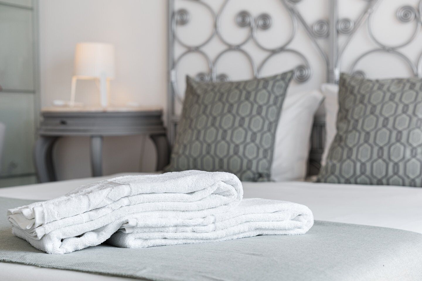 1 多间卧室、上网接入、床 单