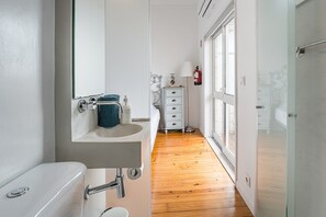 Ducha, secador de pelo, toallas