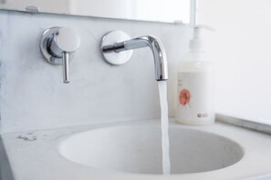 Chuveiro, secador de cabelo, toalhas de banho 