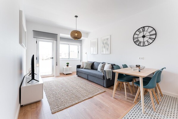 Una televisión de pantalla plana