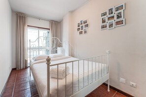 1 soverom, skrivebord, internettilgang og sengetøy