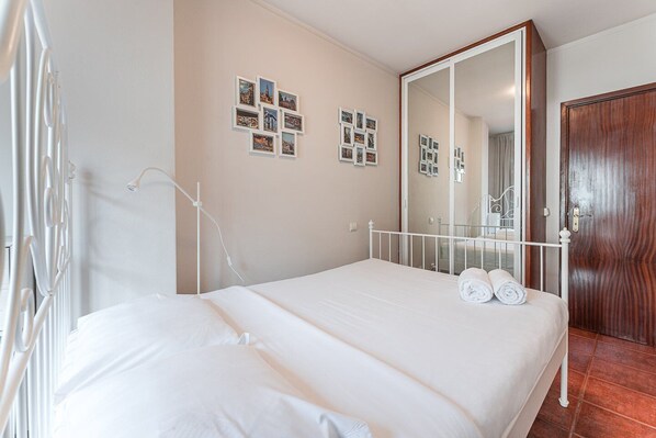 1 bedroom, desk, Internet, bed sheets