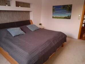 1 habitación, tabla de planchar con plancha y cuna de viaje 