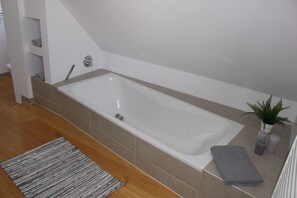 Baignoire, sèche-cheveux, serviettes fournies, savon