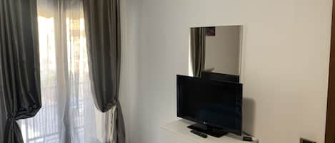 2 bedrooms, iron/ironing board, travel cot, free WiFi