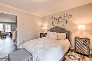 1 bedroom, desk, WiFi, bed sheets - Chic Eden Condo w/ Pool Access < 5 Mi to Ski! (Eden)