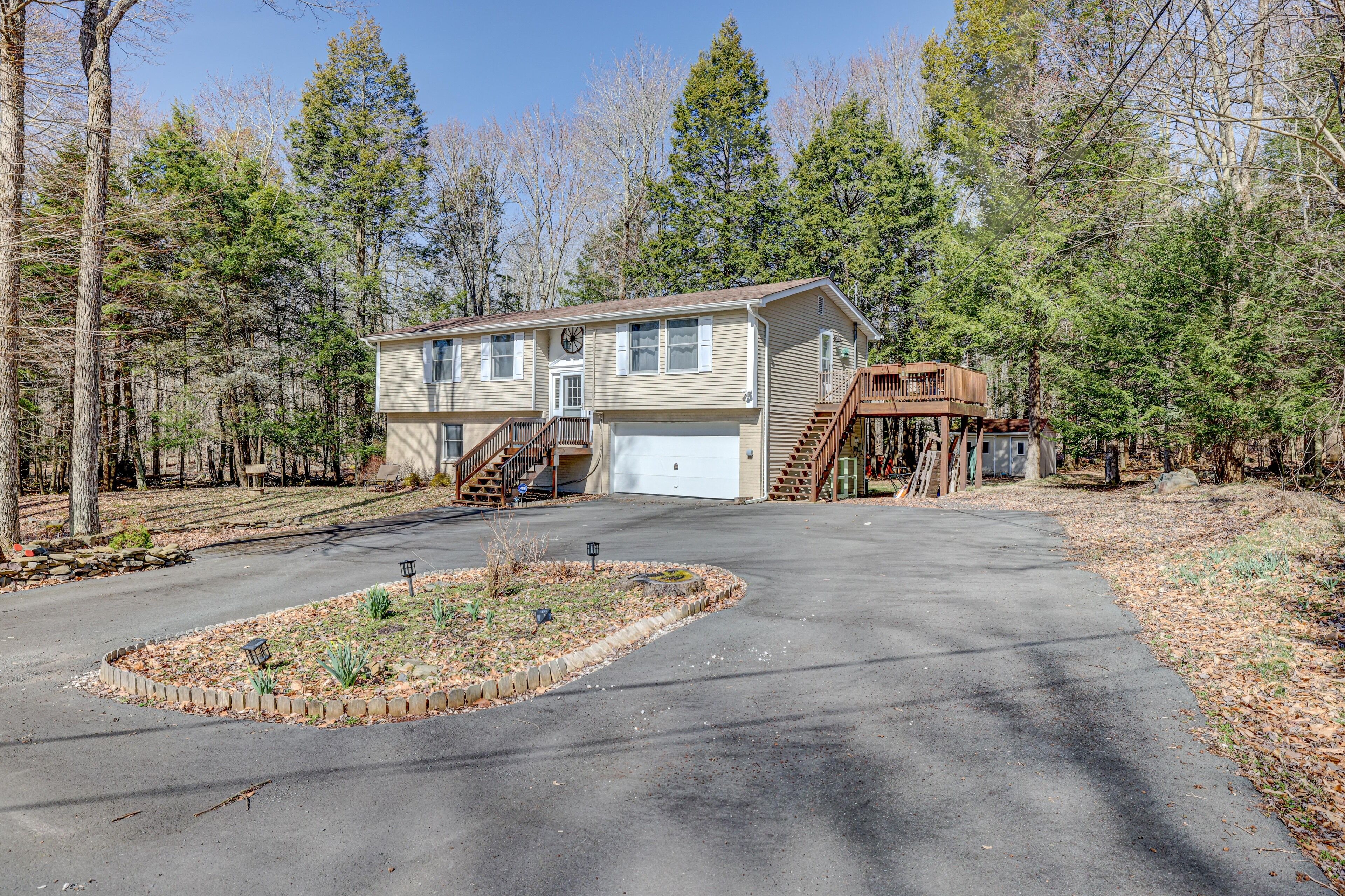 Renovated Getaway in heart of Poconos w/game room