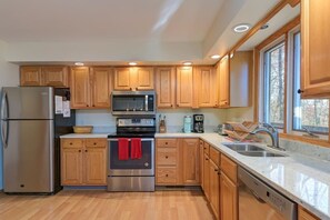 Jääkaappi, mikroaaltouuni, uuni, liesi