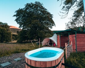 Tente Supérieure, salle de bains privée, vue montagne (Couples-Only) | Spa | Bain à remous