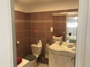 A bathroom with a toilet, sink, and mirror. - APPARTMENT CLEMENT - SEA VIEW (SOLENZARA)