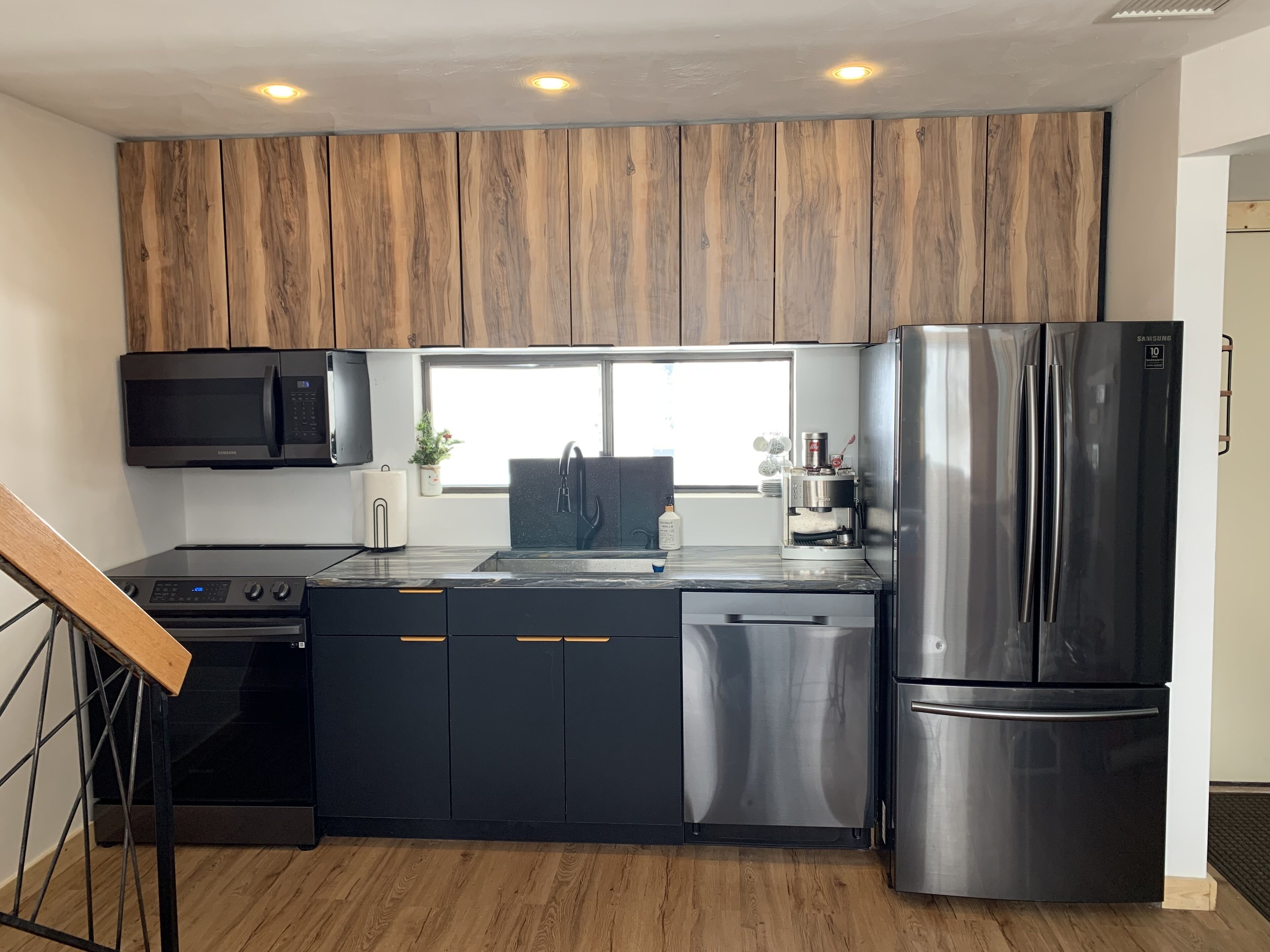 Frigorífico, microondas, horno y placa de cocina