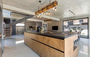 ثلاجة، ميكروويف، فرن، موقد طهي مسطح