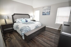 3 habitaciones, escritorio, tabla de planchar con plancha y wifi gratis