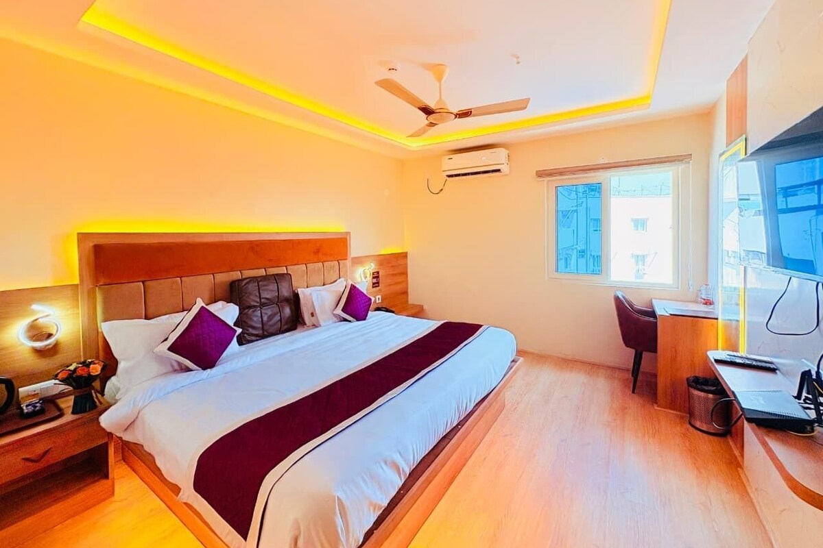 In-room safe, free WiFi, bed sheets
