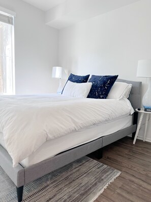 2 bedrooms, iron/ironing board, free WiFi, bed sheets - Cute Poolside Unit, 2 Miles from the Beach (Marina del Rey)