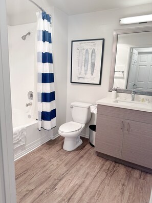 Combinazione doccia/vasca, asciugacapelli, asciugamani, sapone