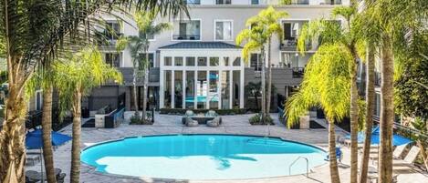 Una piscina al aire libre, una piscina climatizada