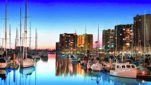 A marina with multiple boats docked, surrounded by tall buildings. - Cute Poolside Unit, 2 Miles from the Beach (Marina del Rey)