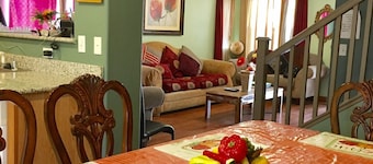 Gorgeous 5 bedroom House 10 mins from strip