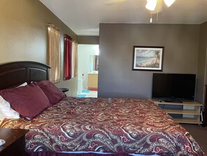 5 bedrooms, iron/ironing board, WiFi, bed sheets