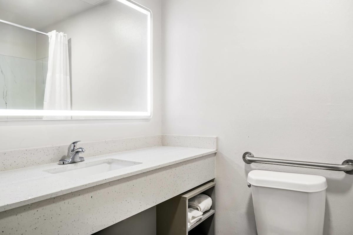 Habitación, 1 cama Queen size | Ropa de cama de alta calidad y camas con efecto memoria