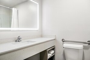 Habitación, 1 cama Queen size | Ropa de cama de alta calidad y camas con efecto memoria 