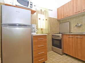 Køleskab, mikrobølgeovn, ovn, kogeplade