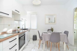 Frigorifero, forno, piano cottura, macchina per tè/caffè