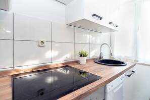 Réfrigérateur, four, plaque de cuisson, cafetière/bouilloire