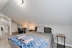 3 bedrooms, desk, iron/ironing board, free WiFi - Cozy Buckroe Beach Retreat - Walk to the Beach! (Hampton)