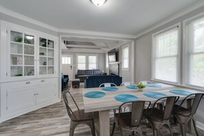 Dining - Cozy Buckroe Beach Retreat - Walk to the Beach! (Hampton)