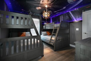 8 camere, una scrivania, ferro/asse da stiro, culla da viaggio