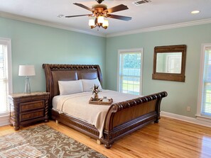 5 bedrooms, iron/ironing board, WiFi, bed sheets