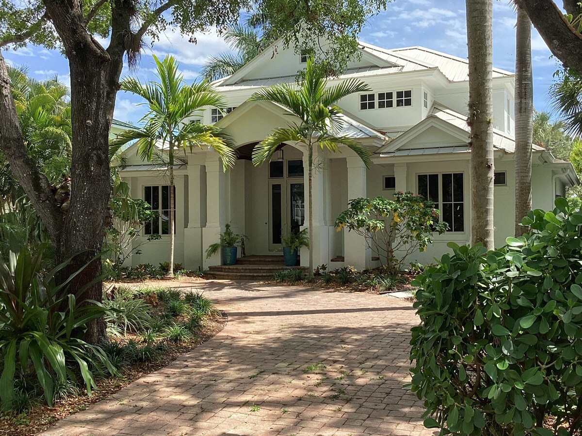 Old Naples House 1 1/2 Blocks to Beach on 2nd Ave N