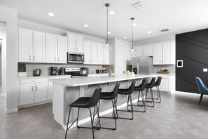 Frigorifero, microonde, forno, piano cottura